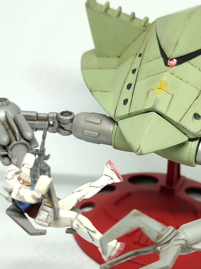 アップ。塗装は、量産型ザクの薄い緑。アーム部はシルバーで。スジボリは下手なので面相筆で直接書いてみました。もう少し細くても良かったかな…😅軽くウェザリングのあといつものようにウェザリングカラーで適当にウォッシュ。最後はウェザリングマスターでピッピッピで完成です😊