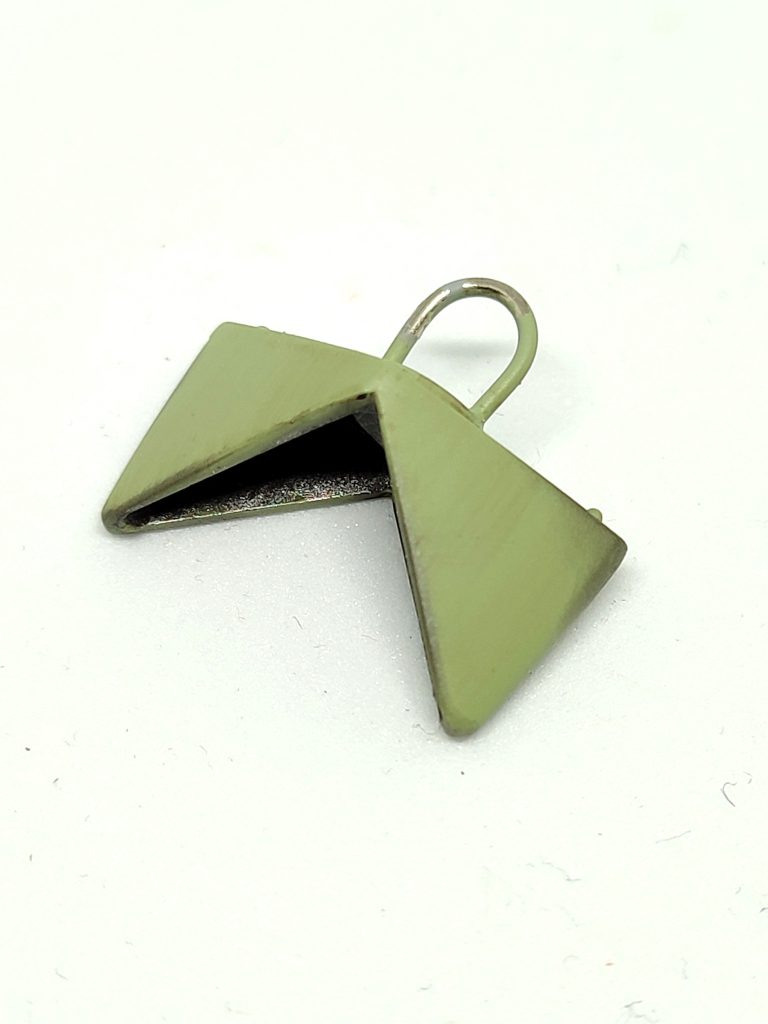 クチバシパーツ。クチバシは、マグネットとクリップで開いた状態と閉じた状態を付け替えることは出来ますが、閉まってるほうが好みなので😅