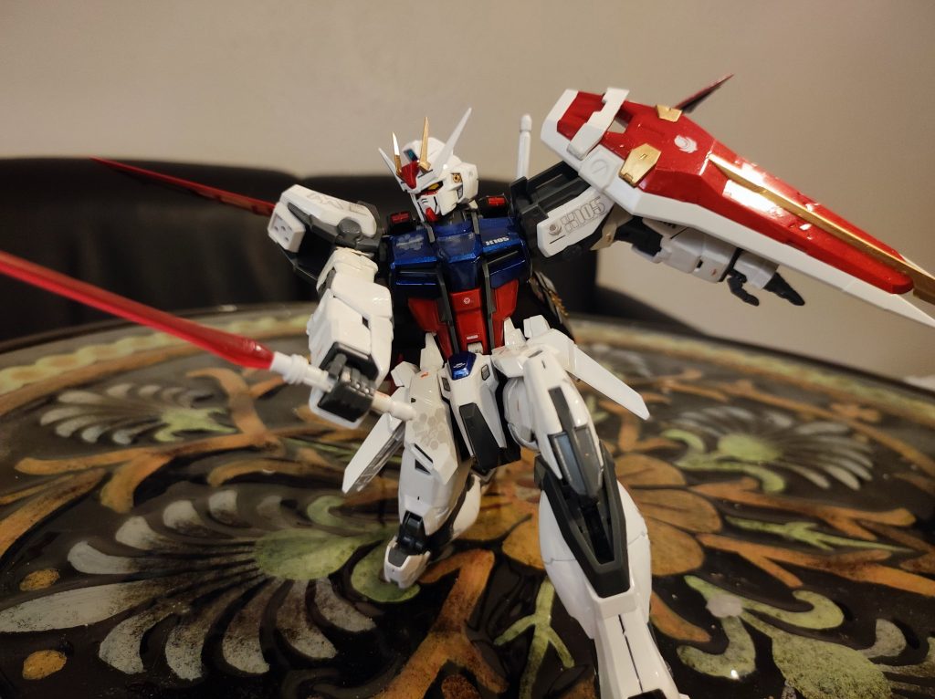 エールストライカの推進力で何機のバクゥも撃破しました。着陸のポーズは<ガンダム、大地に立つ>の雰囲気に思わせます。