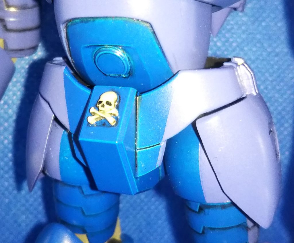 腹部には耐圧ハッチ、腰部前面にはドクロのレリーフをイメージしたパーツを貼りました。ともにコトブキヤ製です。またサイドアーマーはMGガンダム(ver1.0)のふくらはぎスラスターカバーを流用し、整流効果を狙っています。