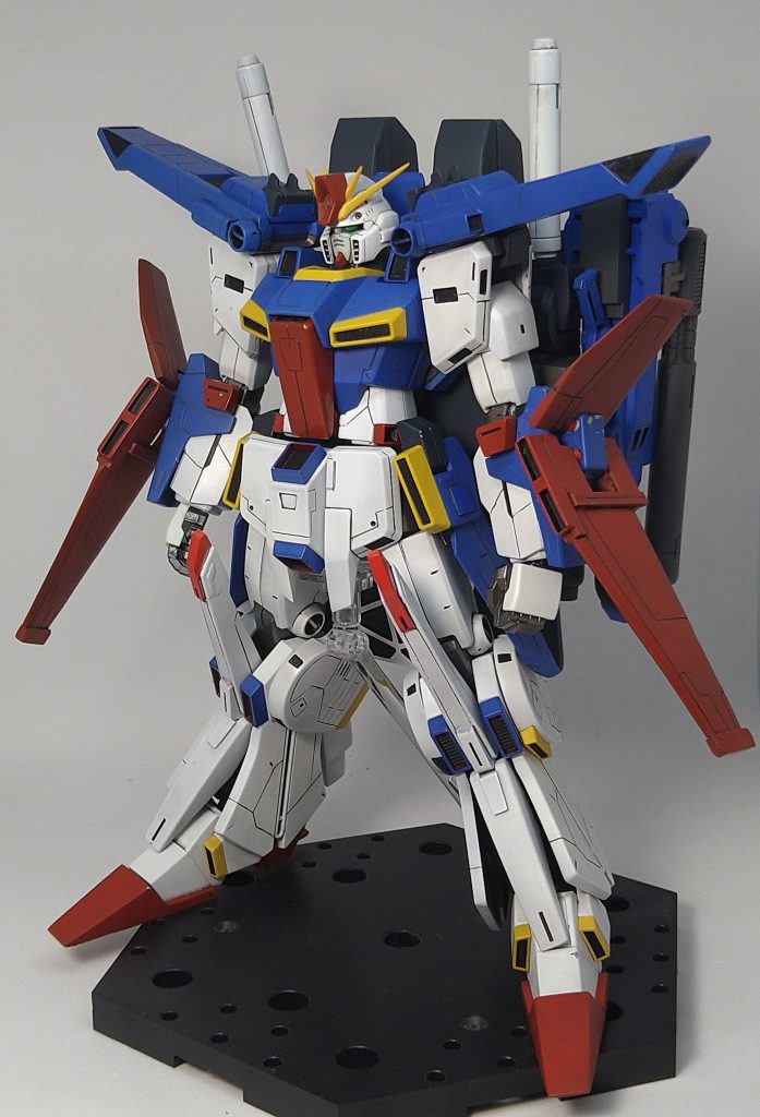 バックパックにビームライフルを懸架できます。バックパックが大型化して重くなったため、安定して自立できないのが玉に瑕です...