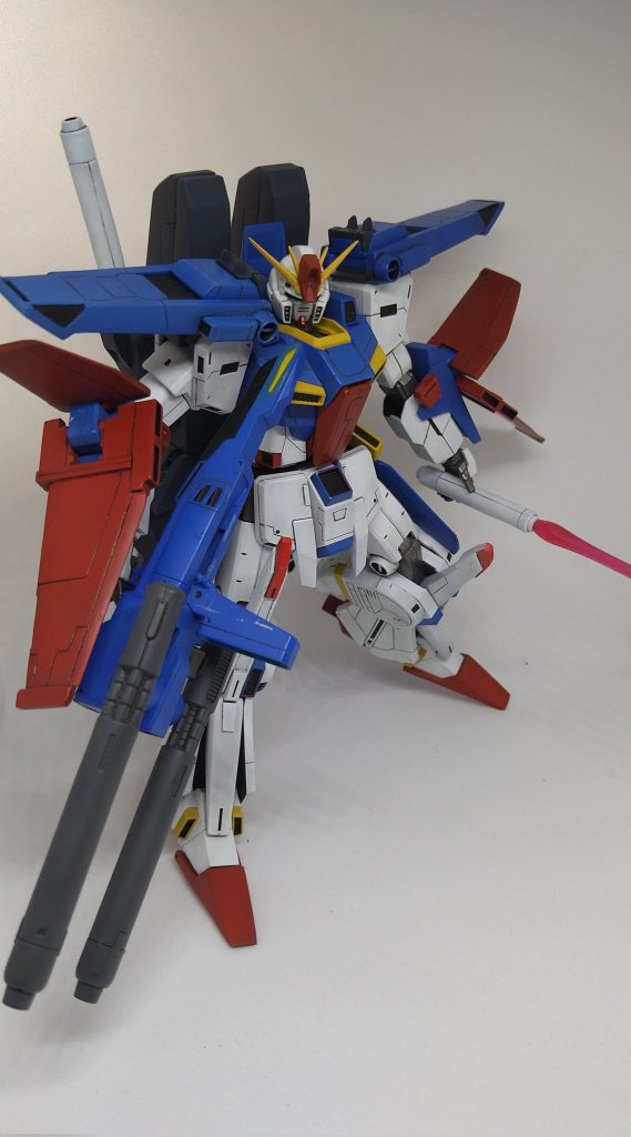 左手のサーベル持ち手を自作し、二刀流やダブルビームライフルとの同時持ちが出来るようにしています。