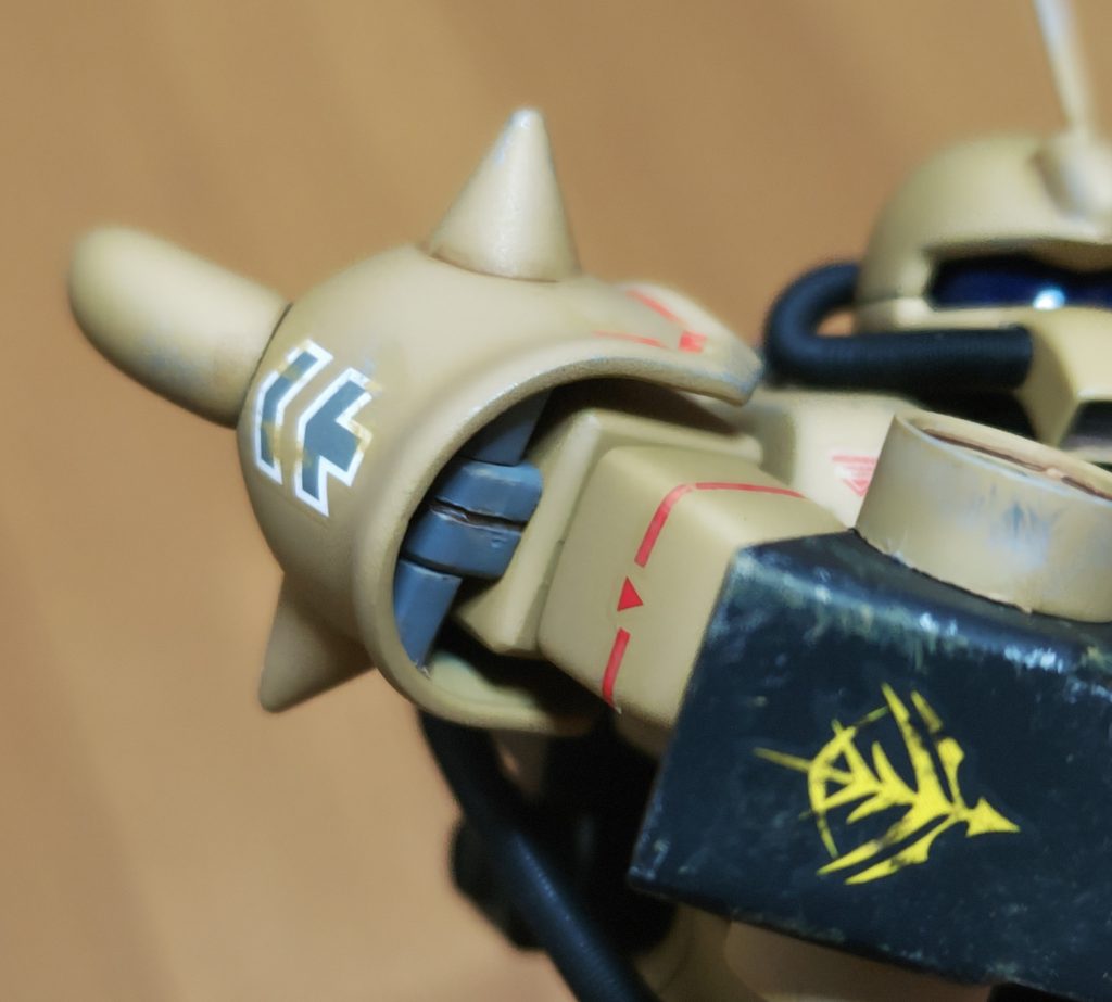 （追記です）rio.mariniさんの投稿を読んで思い出したのですが、スパイクアーマーと肩ブロックの接続が、ポリキャップではなく、同じ形のプラパーツでした。これは気が利いてる思い、溝を彫り色を塗って、フレームっぽく処理したのでした。軸受けの方も削り込んで平面的にしたつもりでしたが、もうひと工夫すべきでしたね。こういうところにポリキャップが剥き出しに見えるのが、興醒めで嫌なんですよね。https://gumpla.jp/hg/1580820