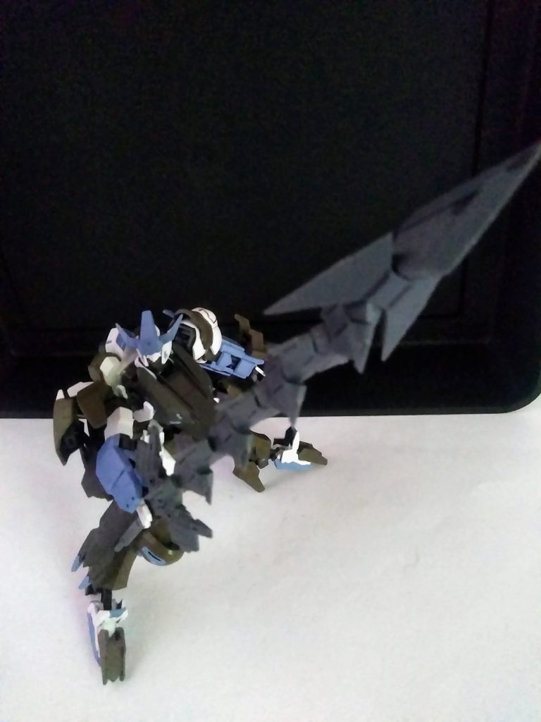 鉄血MSなので、何時も通りにデカくて、野蛮な武器を装備😆M,S,G,『ビースト ソード』の形状違いです😊