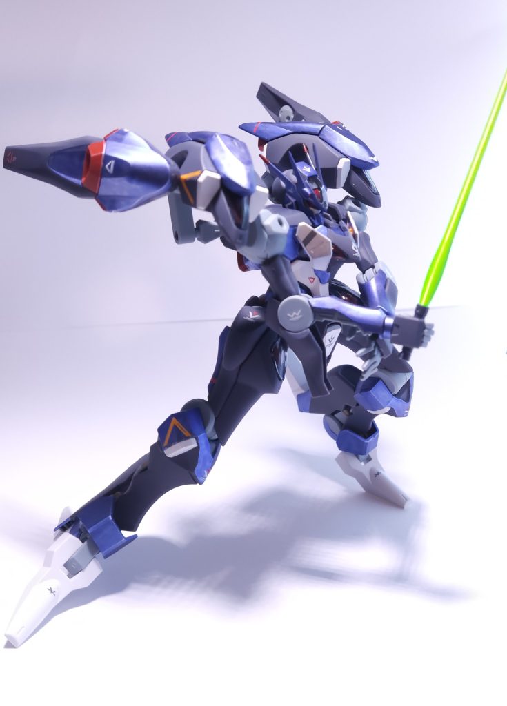 真正面はスカートがなく股関節が丸出しのため、なかなかポージングが決めにくいなあと思いました。今回初めて公式デカールを貼りましたが、とても良いものですね!