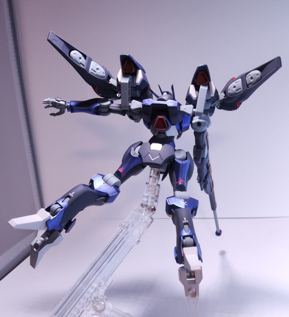 バックショットもかっこいい。あとは片膝立ちができると、前後に開く足のギミックが生きたポージングができそうかなと思いました。