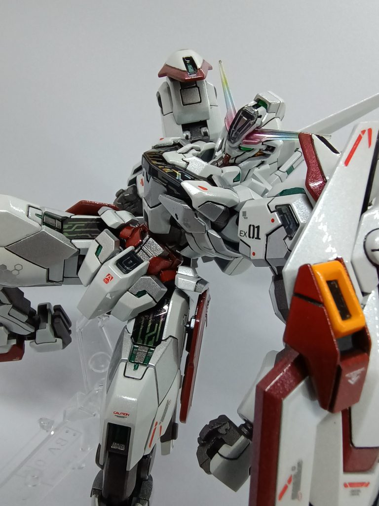 塗装は全て水性ホビーカラーで、黒サフ→シルバー→グランプリホワイト→ホワイトパール→仕上げにクリアーです。赤部分は黒サフ→メタリックレッド（残り物を使ったので色が付く前に塗料切れ）→クリアーレッドが余っていたので誤魔化し塗装。