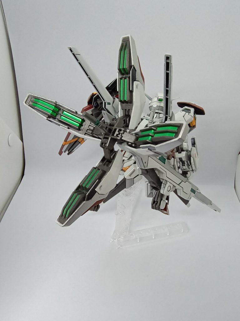 メタリックグリーンは付属のシールにホワイトパールを吹いてから貼りました。私の技術ではシールを貼った方がキレイに仕上がると思いました。ホワイトパールの効果はあったのか…シールがない部分はメタリックグリーンを筆塗りです。