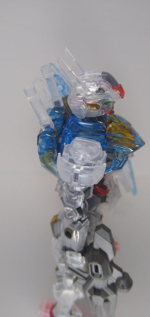 頭部はクリアレッドやグリーンが透けて形状が分かりにくくなるのが好みでなかったのでアルミホイル(笑)でカバーしました。