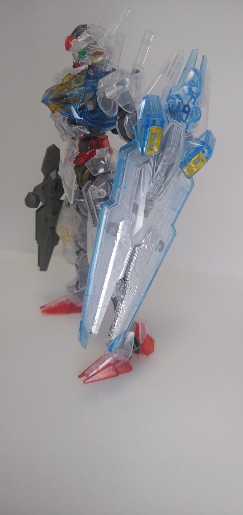 エスカッシャン。グレー部分がクリアカラーに対して浮いてる気がしたのでメタルカラーに塗装したかったのですが、ちょうどいい塗料がなかったのでまたしてもアルミホイル…