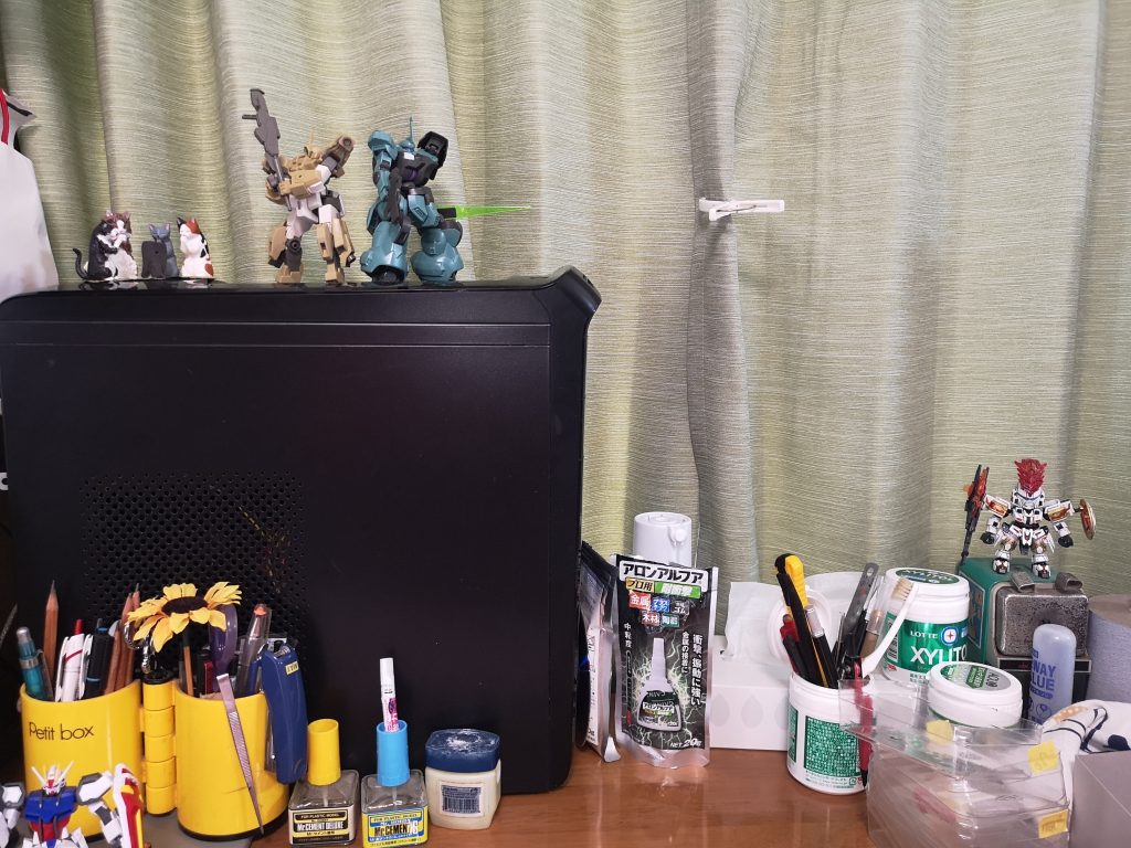 しばらくは製作スペースの目に付く所に飾っておきましょう。軽くウェザリングしたり、ジオラマ作って瓦礫の中に立たせたら、よりカッコいいんだろうなぁーと思いながら、それはまた別の話。