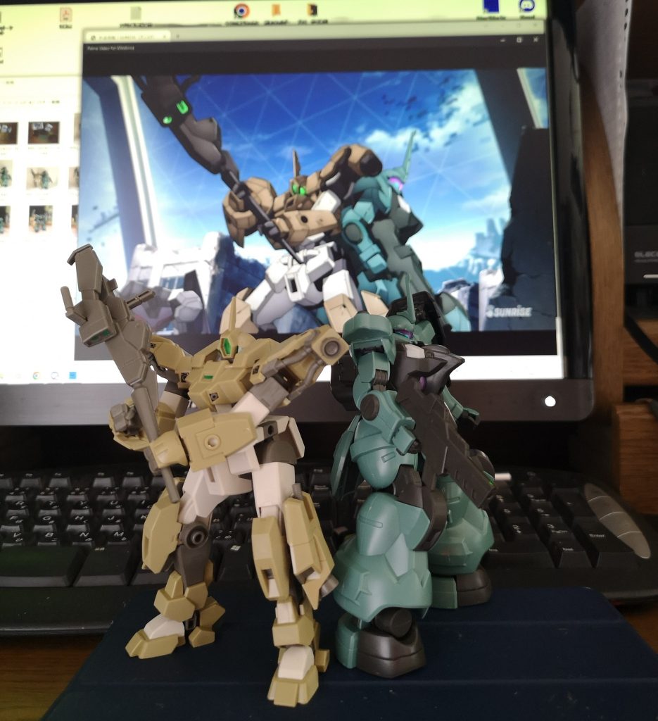 素組とはいえ、水星のキットは完成度が高いですね。並べるだけで劇中の再現ができてカッコいい!!今回は部分塗装もなしってことで、きっちりシールを貼りました。