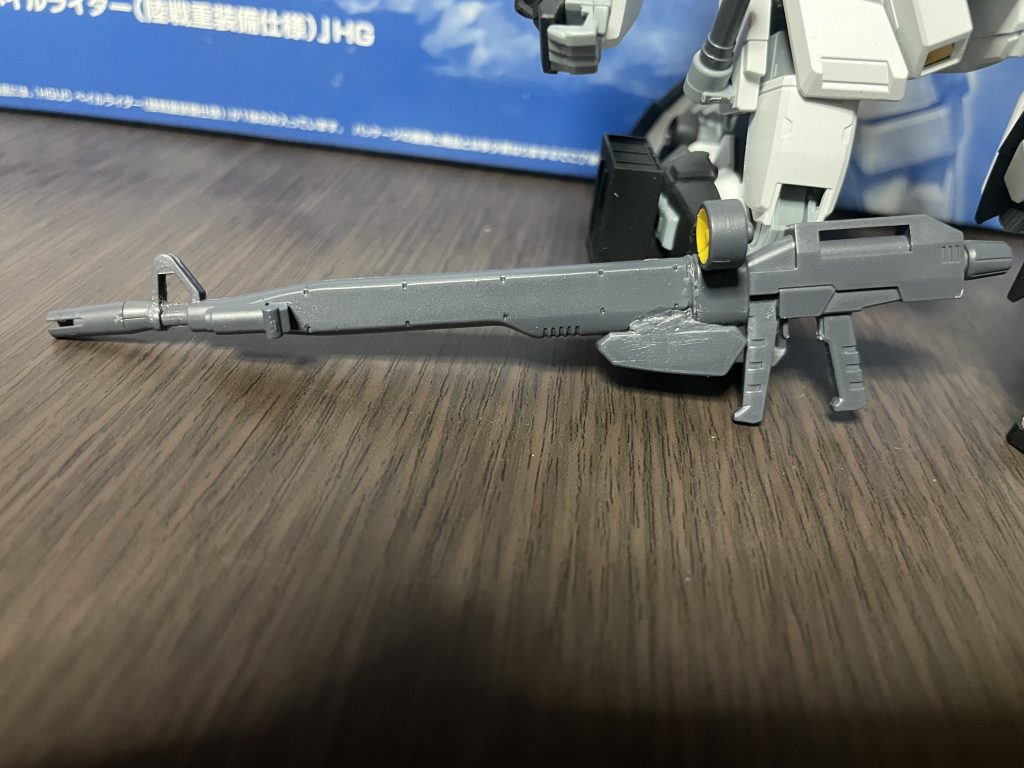 ガンダムのビームライフルに陸ジムのロングレンジビームライフルの頭身とエネルギーパックを付けて作りました。 