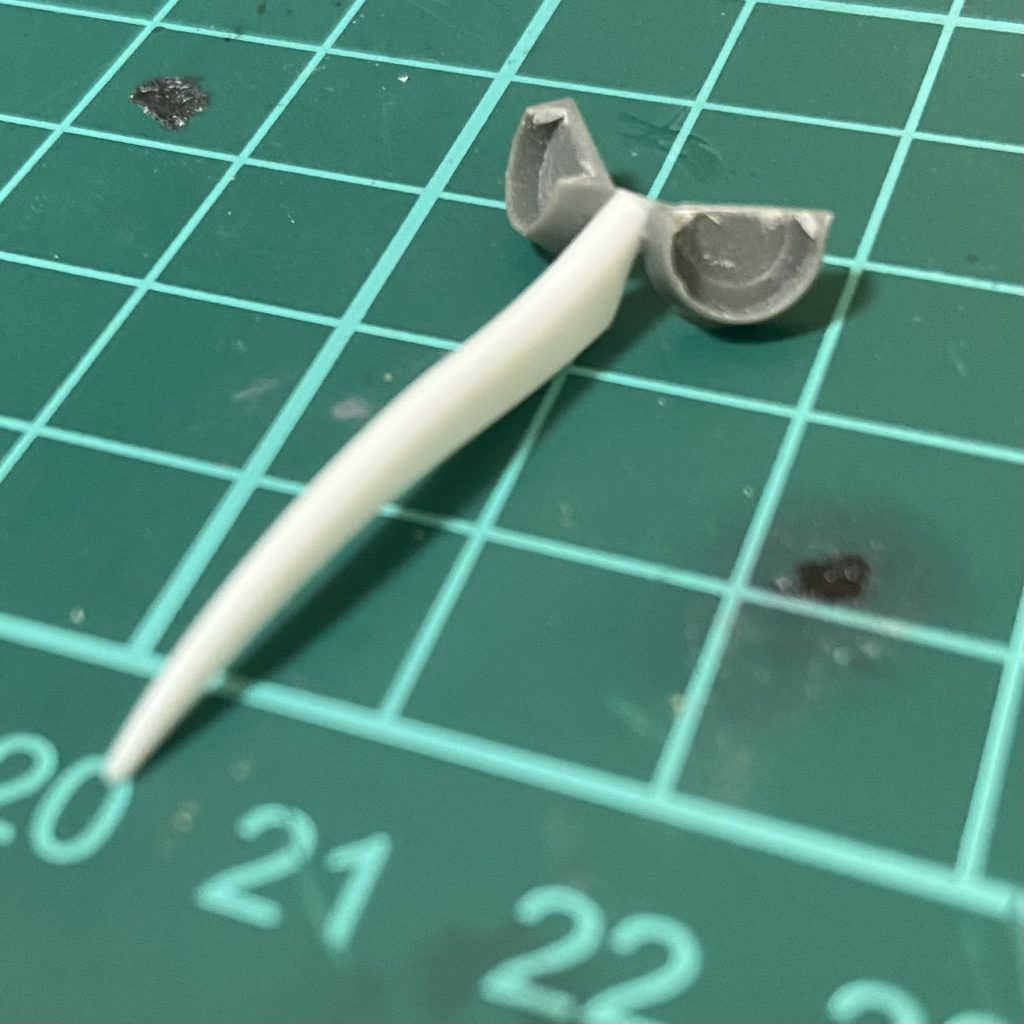 フロス(糸ようじ)と丸バーニアを芯にプラ板でマスクは作られております✨