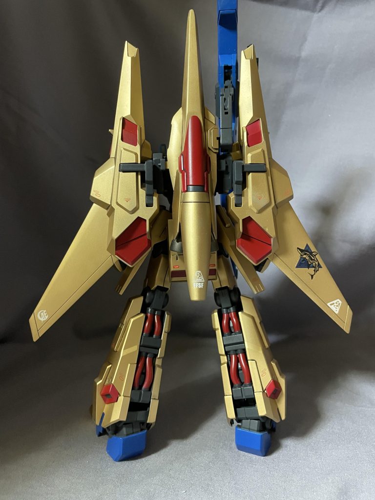 リアビューはこんな感じ意外と金✖️赤の百式カラーがしっくりハマるリゼル君です