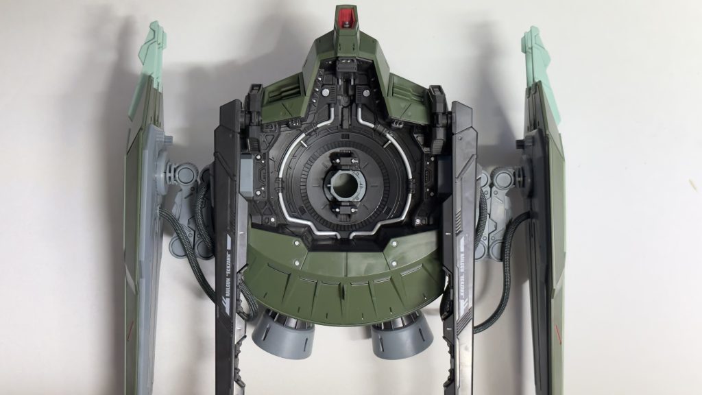 追加部分塗装は主に本体ダクト部の足らない色だけで済まそうとしてましたが、出癖で背負い物内側も一部クロームシルバーで塗装してます。どの形態でも見え辛くなる部分ですが…。