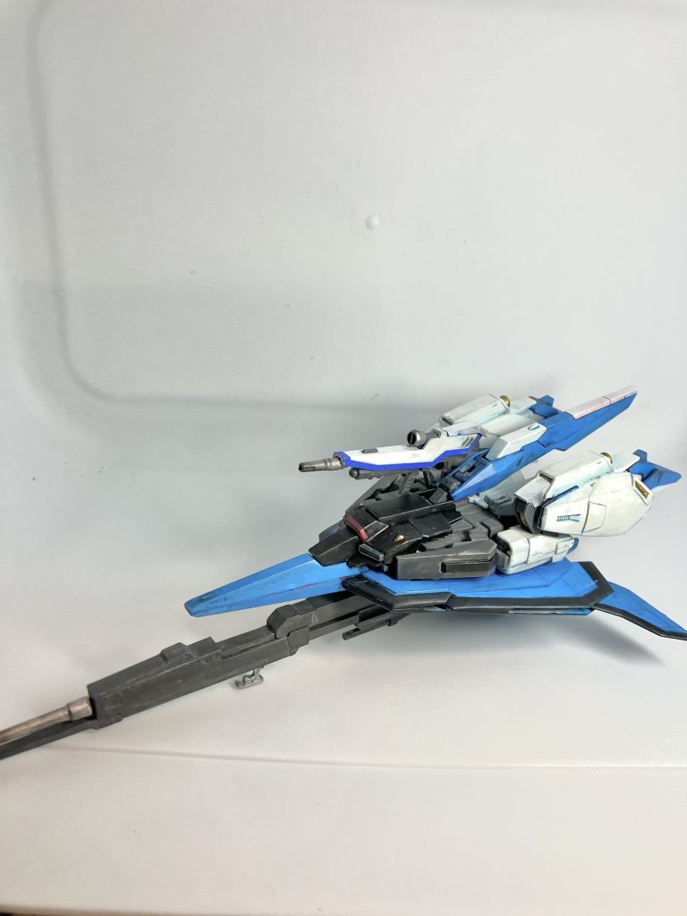 身体の各パーツをほとんど全部バラバラにして合体用パーツと組み合わせる事でウェーブライダー形態に出来ます。「俺の身体をみんなに貸すぞ！」みたいな感じです。プロポーションはバッチリですがMS形態に戻すの面倒くさいのでこのまま飾っとくつもりです。