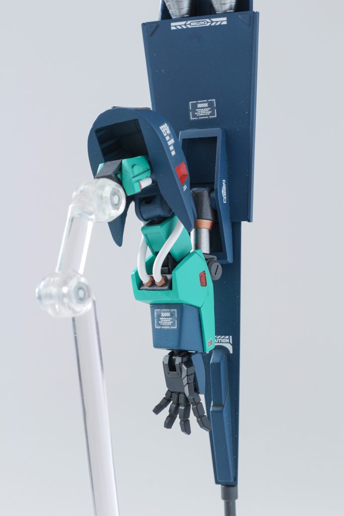 前回のBD1新版の腕が余っていたので流用ケーブルは電線に変更。腕ロールの動きに追従するようにしました個人的にギャプランは連邦らしさの強い機体だと思っているところがあり、ケーブルもモールド入りよりプレーンな方がいいなと白なのもそれに引っ張られた結果ですバインダーとのジョイント一式は新造です