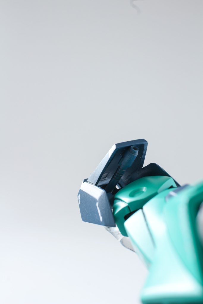 脚Mk2リバイブのフレームが入ってますビームサーベルは設定通りの場所にネオジムで着脱可能につま先が短いところや裾の広がり方だったり脚部も気に入ってます最後の作業でモナカ部分でヒビ割れが発生合わせの悪さも考えると古いキットはランナーパテでの合わせ目消しが一番なのかなと思いました