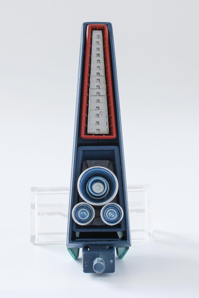 背部スラスター胴体との接続は新造バーニア類もサプライパーツなどから製作旧キットで1番気に入ってるパーツですデカくて太い塊で惚れ惚れします