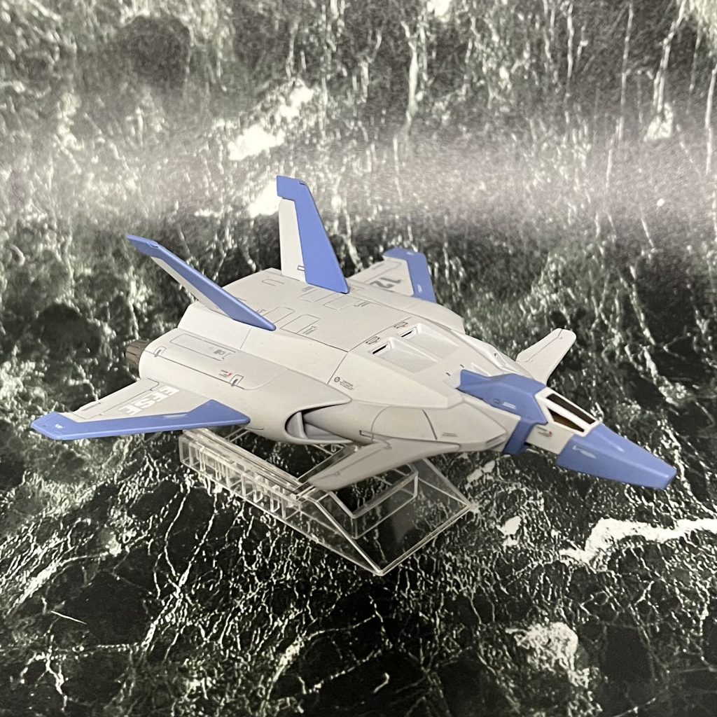 キャノピーはクリアブラウンで塗装白い枠は本体より一段明るいホワイトだ