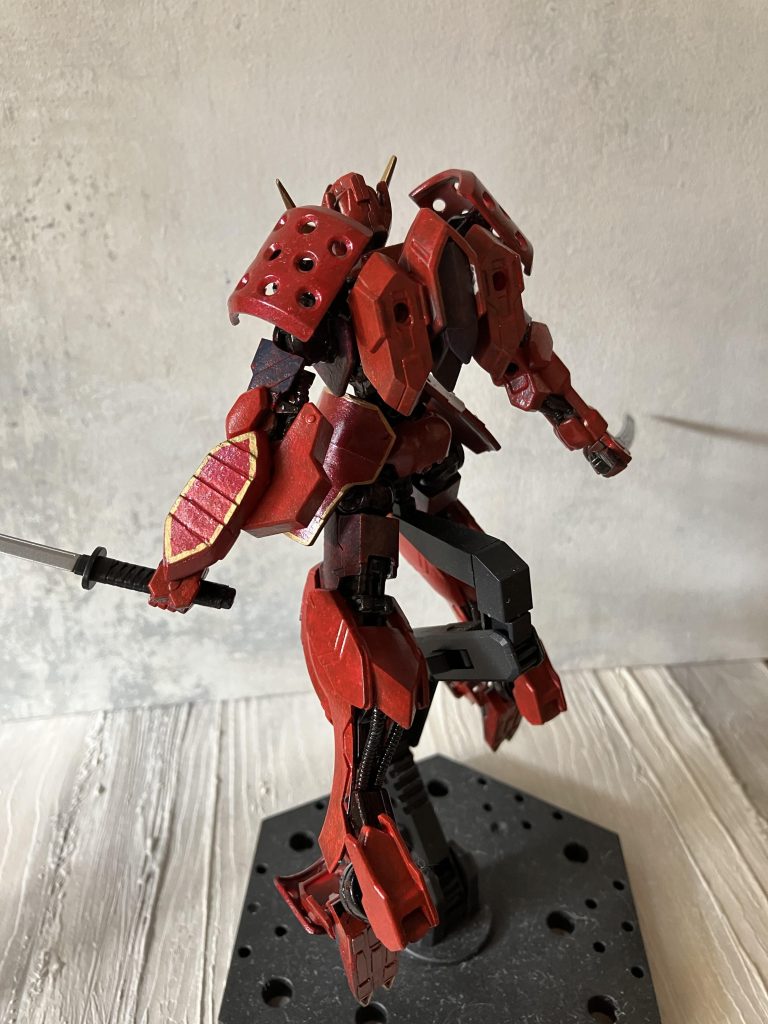 以上のネタは漫画「ドリフターズ」から取ってきています先日、アニメ版を見返していて主人公、島津豊久をガンダム世界に落とし込んだら面白そう!バルバドスなら太刀も使うし合うのでは⁈と思ったのが、この豊久バルバドス制作のきっかけです