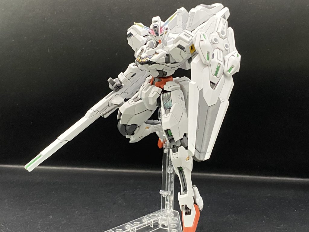 エスカッシャンを盾にしたビットオンフォーム解除状態若干スッキリしてますが盾のエスカッシャンのおかげで華奢なイメージはそこまでない感じになるのが良いです