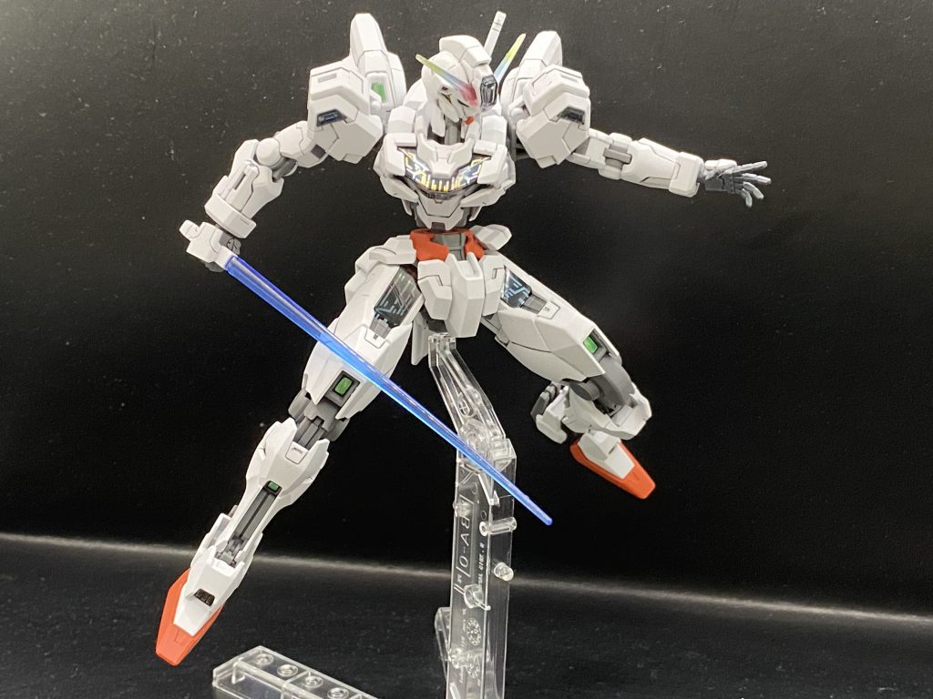 ビットオンフォームを解除した状態でのビームサーベルを構え劇中で一番目にした姿なのでしっくりきますね