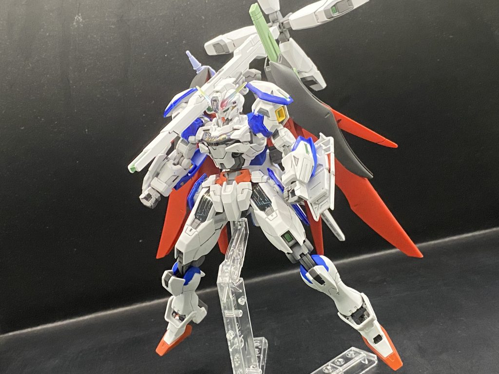 バリアブルロッドライフルは基本的に手持ちではなくサテライトキャノン方式で肩から撃ちます。またバリアブルロッドライフル自体をフレキシブルに稼働するブースターとして利用しています。