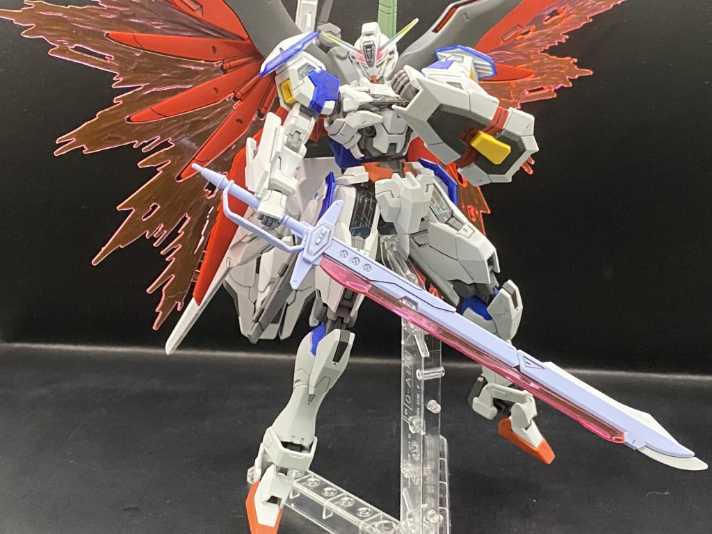 対艦刀「アロンダイト」を構えてポーズこちらは名称はそのままでまたビットオンフォームからシールドにはできないので別途シールドを装備してますシールドの名前は「ギャラハッド」です。