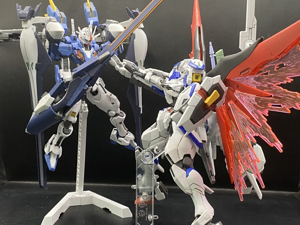 最後にエアリアル・ラーII改修型とセットで対決シーン。両方とも迫力があるので対決シーンは様になりますね。改造に関しては太ももをデスティニーに変えてブーツはキャリバーンのものを使用。腕にデスティニーの小手のみ移植しました。デスティニーのバックパックを背負いましたがバリアブルロッドライフル装備のため腰に従来のバックパックを移動しました。設定としてミラージュコロイドとボワチュールリュミエールも使えます。またデスティニーの装備に合わせて部分塗装をして墨入れ、艶消しを吹いてフィニッシュです。