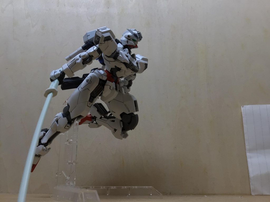 自分の好みが「日本刀」「拳銃」「軽装備」「高機動」なので刀はファイブスター物語のレットミラージュから、バックパックは見にくいですがエアリアルのバックパックにモビルスーツアンサンブルのバックパックを基礎にコアガンダムのビームサーベルを取り付けるパーツや境界戦機のアーム、メイレスケンブの手首を取り付けたものを装備、腰は既存のリアスカートをなくして代わりにシールドの一部に境界戦機の携行機関砲?をつけたものを装備加工はアンテナのショート化とショルダーアーマーのスラスター的なものの撤去、筋彫りの掘り直し、墨入れ、センサー等の部分塗装(蛍光塗料だから光る)、ハンドパーツの交換、刀の修正などをしました。長くなりましたが見てくださりありがとうございます。(写真少なくてすみません)