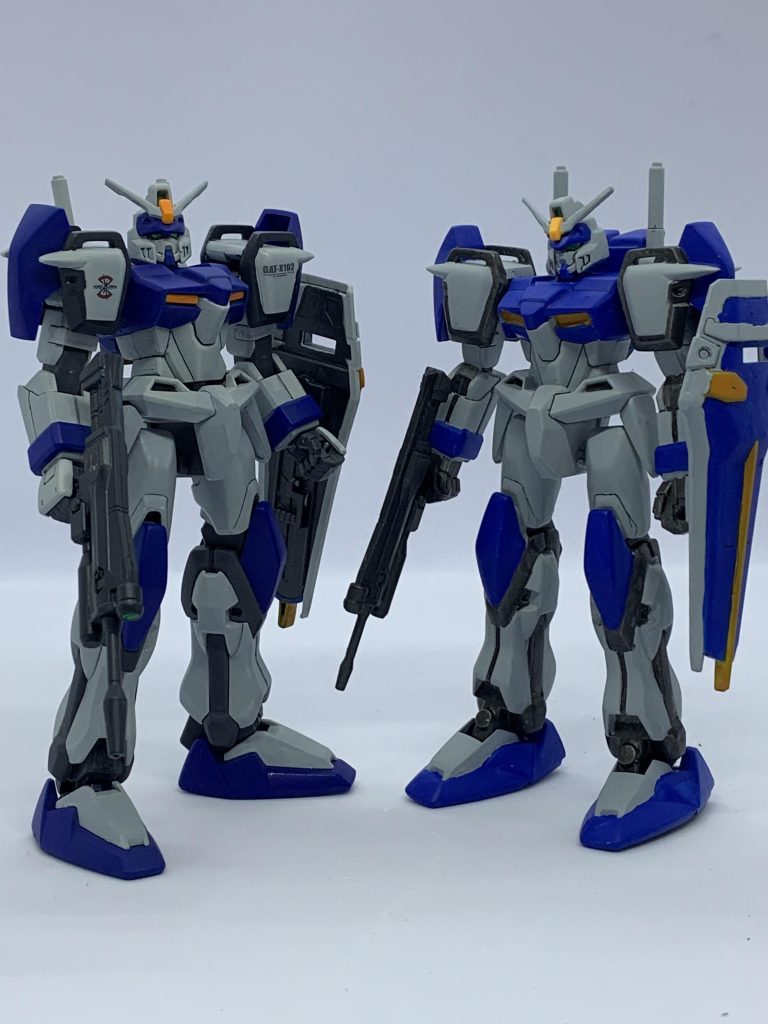 出来たばかりのHGデュエルと。濃いグレー部がファントムグレーと焼鉄色って違い以外は使った色同じ筈なのに印象違うの面白い。早く、早くHGCEデュエルガンダムを出してくれ。Gガンシャッフル同盟終わったら出てくれるかな……