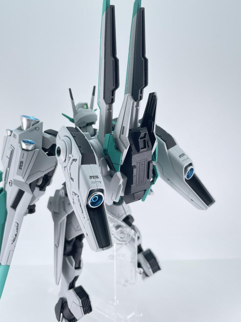 ガンビットは大型シールドを別で装備したので思い切ってバックパックをスクラッチしました。エアリアル本体には専用ブースターがあったのでプラ棒で接着しています。