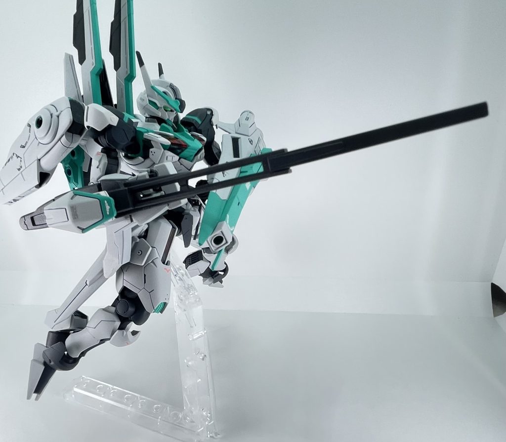 ロングレンジビームライフルにはエリクトエスカッシャンを装備できるように3㎜ドリルで穴を開けて脱着可能にしています。