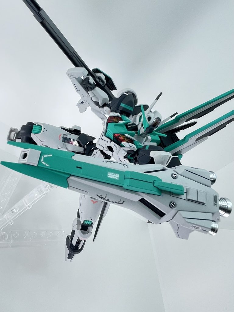 ハイニューヴレイブのシールドは後方に大きな突起があったのですがバックパックに干渉しまくるので外してそのあとはプラ板でディテール化しました。