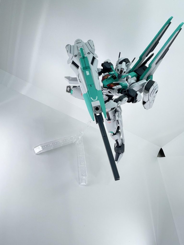 ロングレンジビームライフルとシールドはプラ棒接続によって大型武器になりますがいまいち格好良く構えられないので正直微妙に思ってます笑