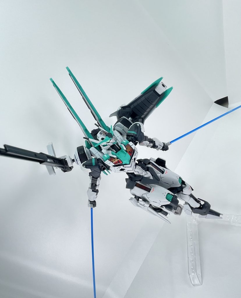 以下製作者の妄想機体解説になります。ガンダムエアリアルASガンダムエアリアルを強化改修を目的とした武装プラン。大型シールドAS(アサルトシールド)とロングレンジビームライフルを装備。背部バックパックにガンビットを装備させることにより機体の出力を強化しておりガンビットによる包囲射撃を失う代わりに本体火器による中距離殲滅能力が向上している。