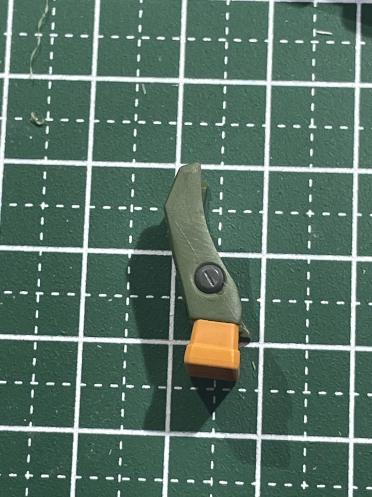 下腿のリベットはオプションパーツを埋め込むように加工しました。