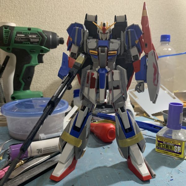 MG 1/100 Zガンダムver2.0 改造ダブルゼータと並べたく後発で製作中のゼータです。ver2.0版は個人的にひょろっとしすぎな気がするので脚部で短縮し全体的に横幅を広げてました。その他、ライフルのスタビライザー懸下やランチャーのアイキャッチ持ちをできるようにしました。（2枚目）