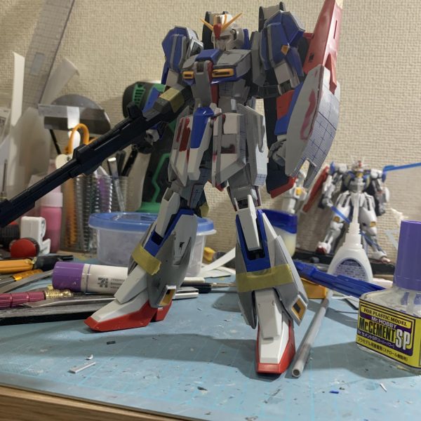 MG 1/100 Zガンダムver2.0 改造ダブルゼータと並べたく後発で製作中のゼータです。ver2.0版は個人的にひょろっとしすぎな気がするので脚部で短縮し全体的に横幅を広げてました。その他、ライフルのスタビライザー懸下やランチャーのアイキャッチ持ちをできるようにしました。（3枚目）