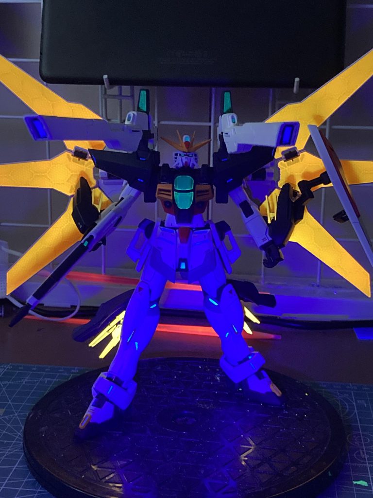 目玉であるツインサテライトキャノン発射状態各種に蛍光塗料を盛り込んだことでブラックライトを当てた時が一番かっこいい昼間に撮影したせいで光がちょっと漏れてるので機会があれば夜にやってみようかと思います