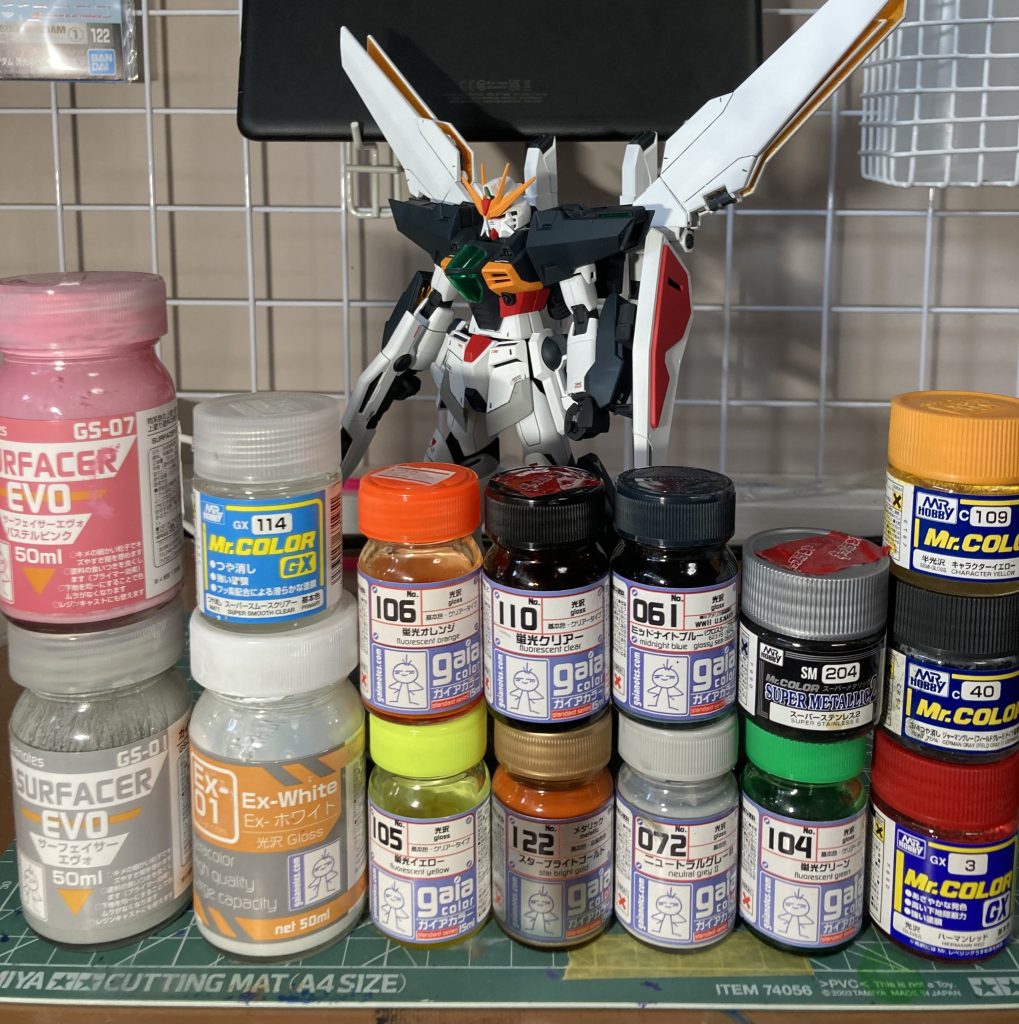 最後に使用した塗料アンテナやシールド→ピンクサフの上からキャラクターイエロー、ハーマンレッド外装ホワイト→エヴォサフの上からEXホワイトを吹き塗り分けにニュートラルグレーⅡ肩パーツなど→エヴォサフの上からミッドナイトブルーフレーム→ジャーマングレーそのままラジエータープレート→蛍光オレンジと蛍光イエローを調色したものを背部のプレートそのまま足や腕のプレートはスターブライトゴールドを塗ってその上から蛍光クリアー→フレームのスリッドにジャーマングレーを重ねた上からそのままふきつけツインアイや胸部→蛍光グリーン