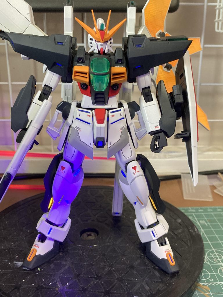 蛍光クリアーを使い様々なスリット部分にブラックライトを当てた際、青く光るようになってます