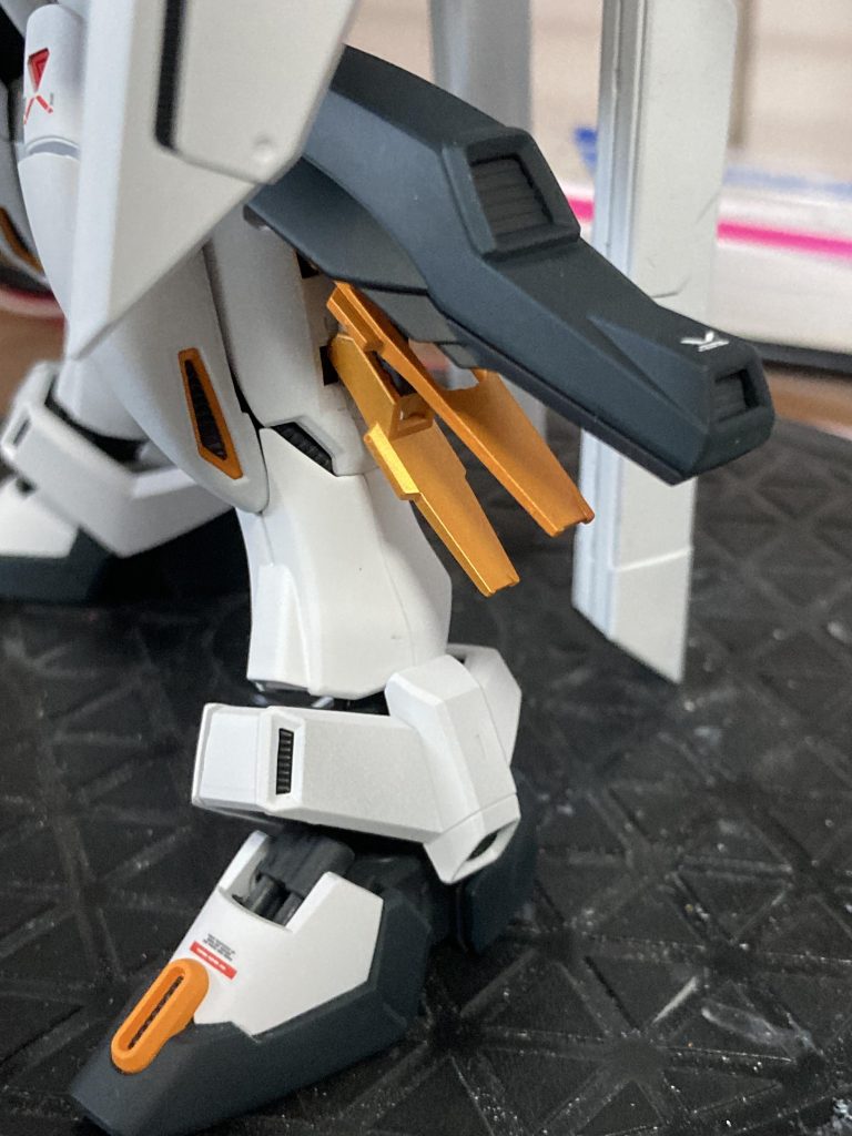 各種ラジエータープレートは蛍光オレンジと蛍光イエローを調色したものを塗ってます足のラジエータープレートはスターブライトゴールドの上から調色した蛍光塗料を上から重ねています