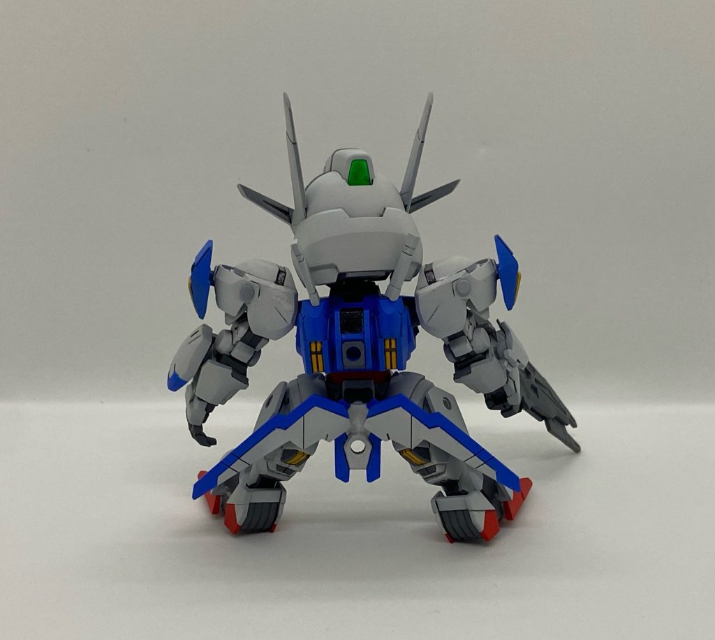 バックパックビームサーベルも一体のワンパーツなので、ビームサーベルは切り離して真鍮線接続式に変更。肉抜き穴埋めも忘れずに。腰というか股関節！！軸の位置を前方と下方に1mmずつずらして後ろ側に広がるように八の字に変更。これで足が通常よりも逆八の字に広げられるので太腿を幅まししなくてもボリューム不足は感じないかと。軸を加工した時に太腿のポリキャップ位置を胴体側に1mm近付けているのでシルエットもシュッとしたかと思います。