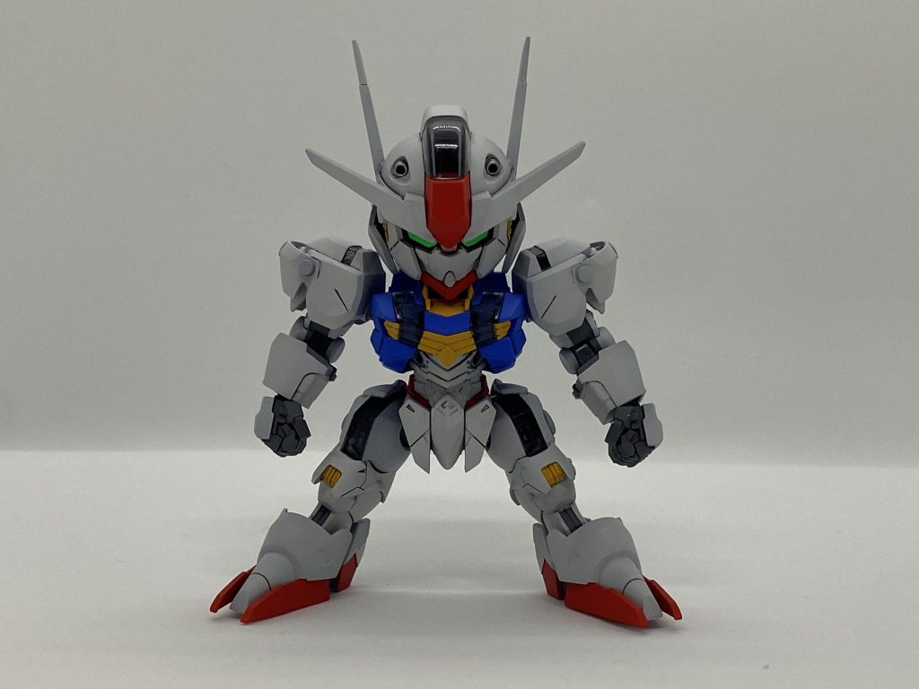 主な改修点。頭部から。アンテナ4本中、V字アンテナ2本は先をカットしてから削って、残り2本は少し延長してから削ってシャープに。ビームバルカンは開口して別パーツにしています。V字アンテナは一体成型なので基部がなんとも玩具っぽい💦なのでソコは削り込んでます。後は側頭部の黄色の部分の下をカットして整形&シャープ化して、後頭部のパーツと接着して合わせ目消し。