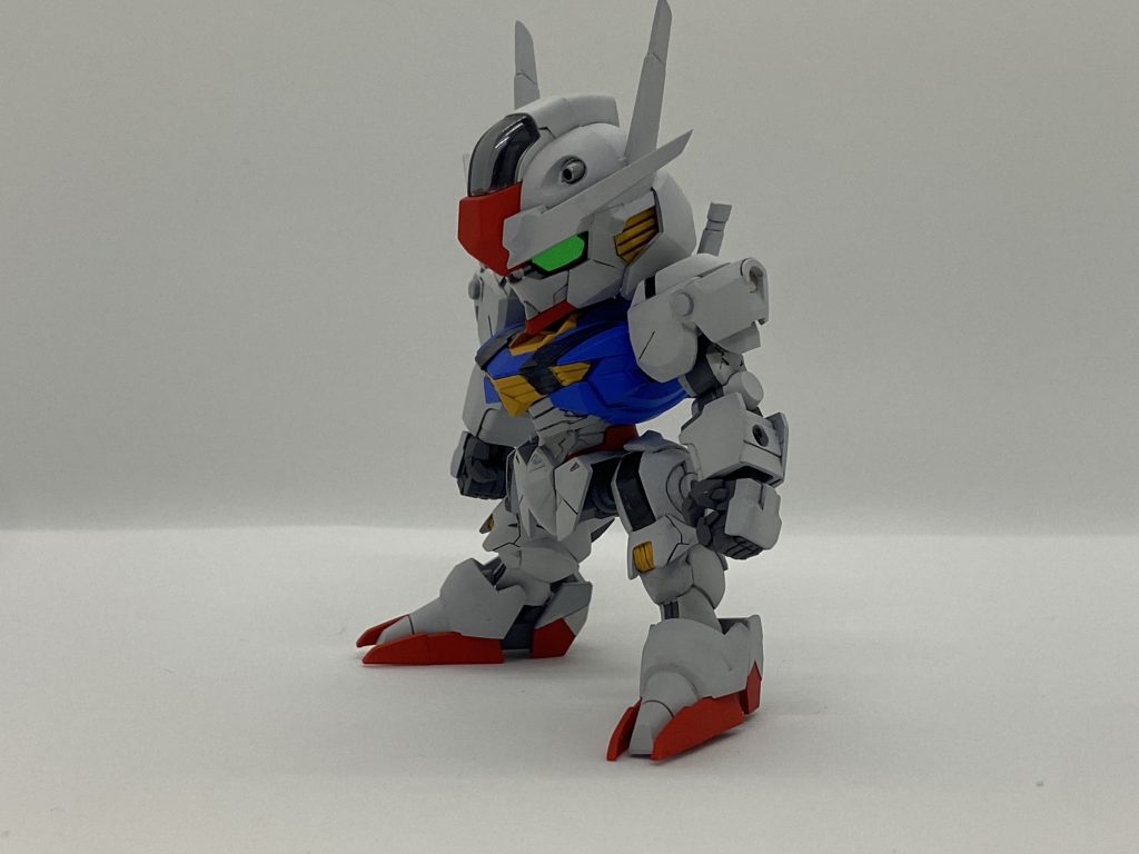 上体は合わせ目消しとシャープ化のみ。肩でっかい肉抜き穴空いてるのでパテ埋めして整形。前面、後面に一つずつある丸凸モールドがダルいので削り落として市販パーツに置き換え。エスカッシャンの接続軸にネオジム磁石を仕込む。上腕肉抜き穴埋め。肘関節内側何もないので市販パーツで白い丸凸パーツ作成。下腕エスカッシャン接続の為、3mmの穴あけ。手首キットの物は武器持ち手として、裏側の肉抜き穴埋め。握り手と平手は市販の物を甲部分をエアリアルの形状に寄せて使用。