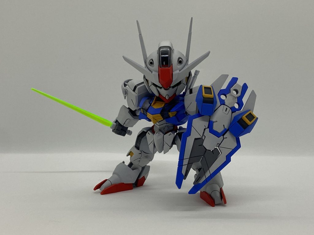 キットではエスカッシャンが肩に付く青いの2個以外、シールド形態での一体成型になっているので、エッチングソーで丁寧にバラバラに。でも少しくらいガタついたって、整形するんだから深くは気にしないwビットオンフォームに出来るように凸軸付けたり、穴開けたり、真鍮線接続にしたり、ネオジム磁石仕込んだり…ちゃんとシールド形態も出来るようにしてあります。