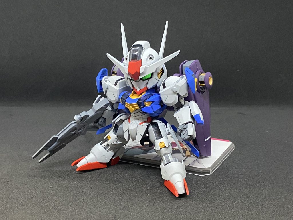 足合わせ目消しの為太腿のクリアパーツの後ハメ加工。爪先のシャープ化と足裏の肉抜き穴埋め。ビームライフルスコープとグリップを切り離した物を2枚使用。接着面を均してから間に1mmプラ板を挟み込んで接着。コレで先端にエスカッシャンを接続するスペース確保。エスカッシャンの接続には0.5mmの真鍮線を使用。肉抜き穴埋めをしたスコープとグリップを真鍮線で補強して接着。ビームサーベルビーム刃は切り離して、ジャンクパーツから発掘したクリアグリーンのビーム刃を使用。ビームサーベルのグリップ部分の肉抜き穴埋め。ミラソウル社製フライトユニットも作成。